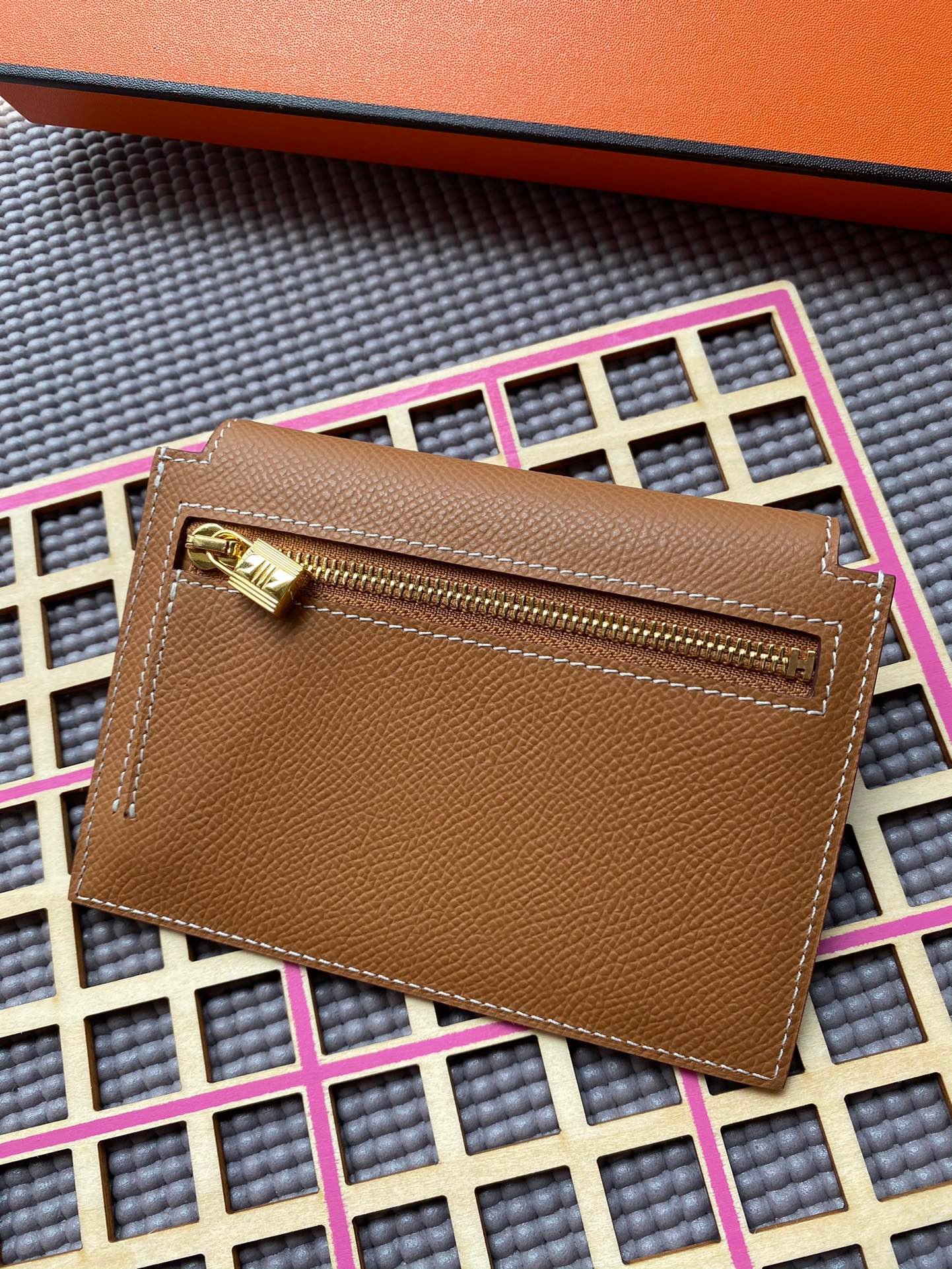 Alternative view of HERMES Kelly Pocket 13.5 Tan Epsom Ghw