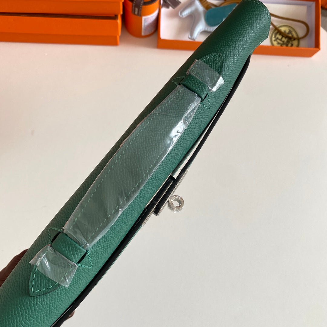 HERMES KELLY CUT 31 IN GREEN FOREST CALFSKIN WITH SILVER HARDWARE - Image 9