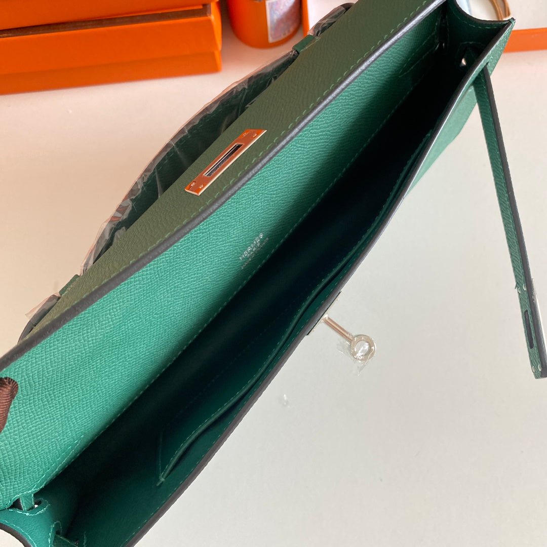 HERMES KELLY CUT 31 IN GREEN FOREST CALFSKIN WITH SILVER HARDWARE - Image 8