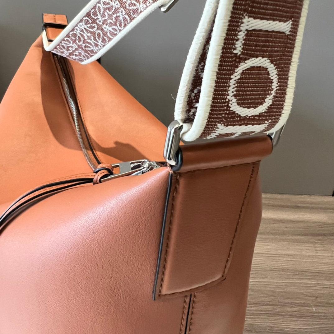 Loew Unisex Cubi Shoulder Crossbody Zipper Commuter Tote Bag Tan smooth calfskin - Image 4