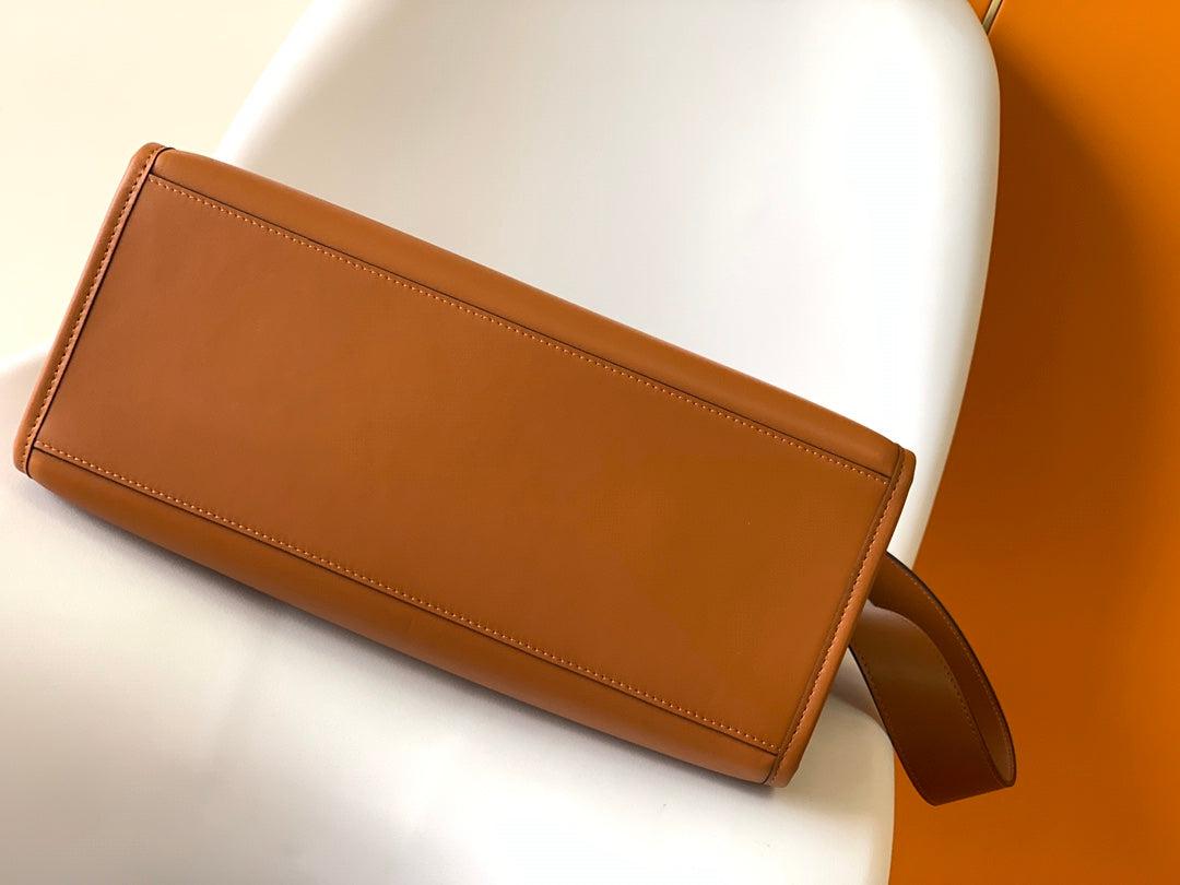 Fendi Sunshine Medium 35 Tan Calfskin Tote Bag - Image 9