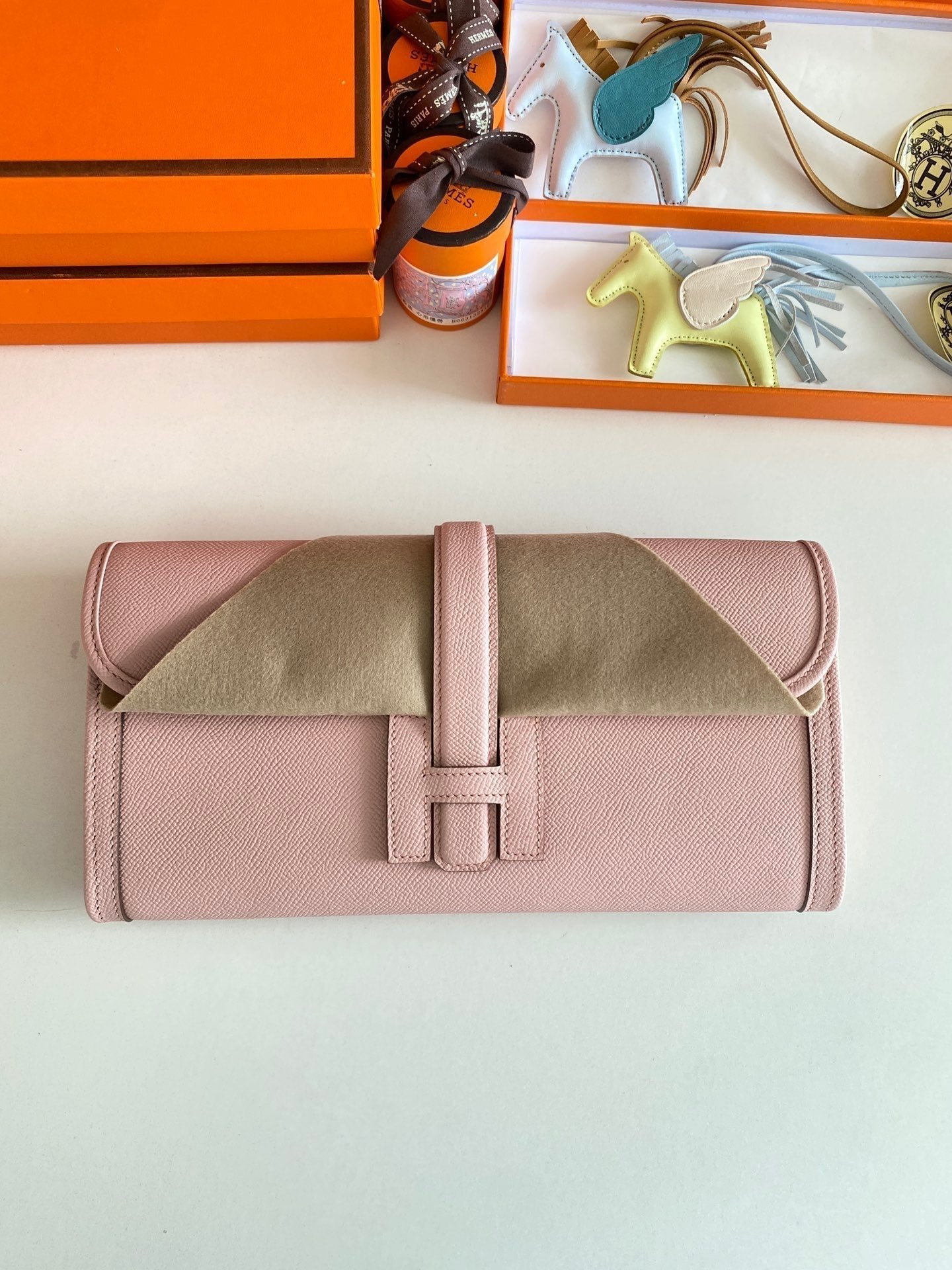 Alternative view of HERMES JIGE ELAN 29 CLUTCH IN CREPE PINK CALFSKIN