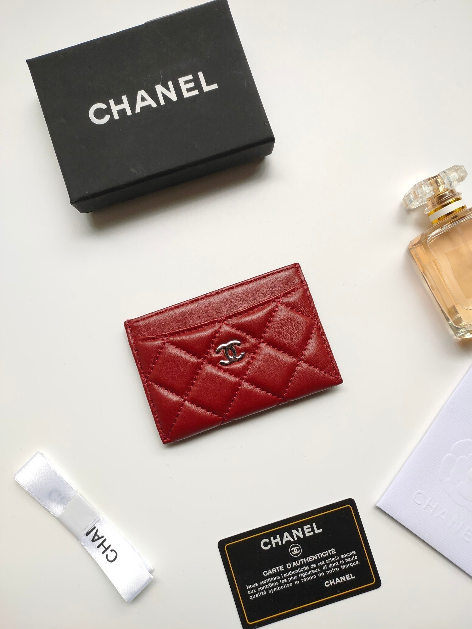 Alternative view of CC CARD HOLDER 11.2 CRIMSON CALFSKIN GOLD ICON