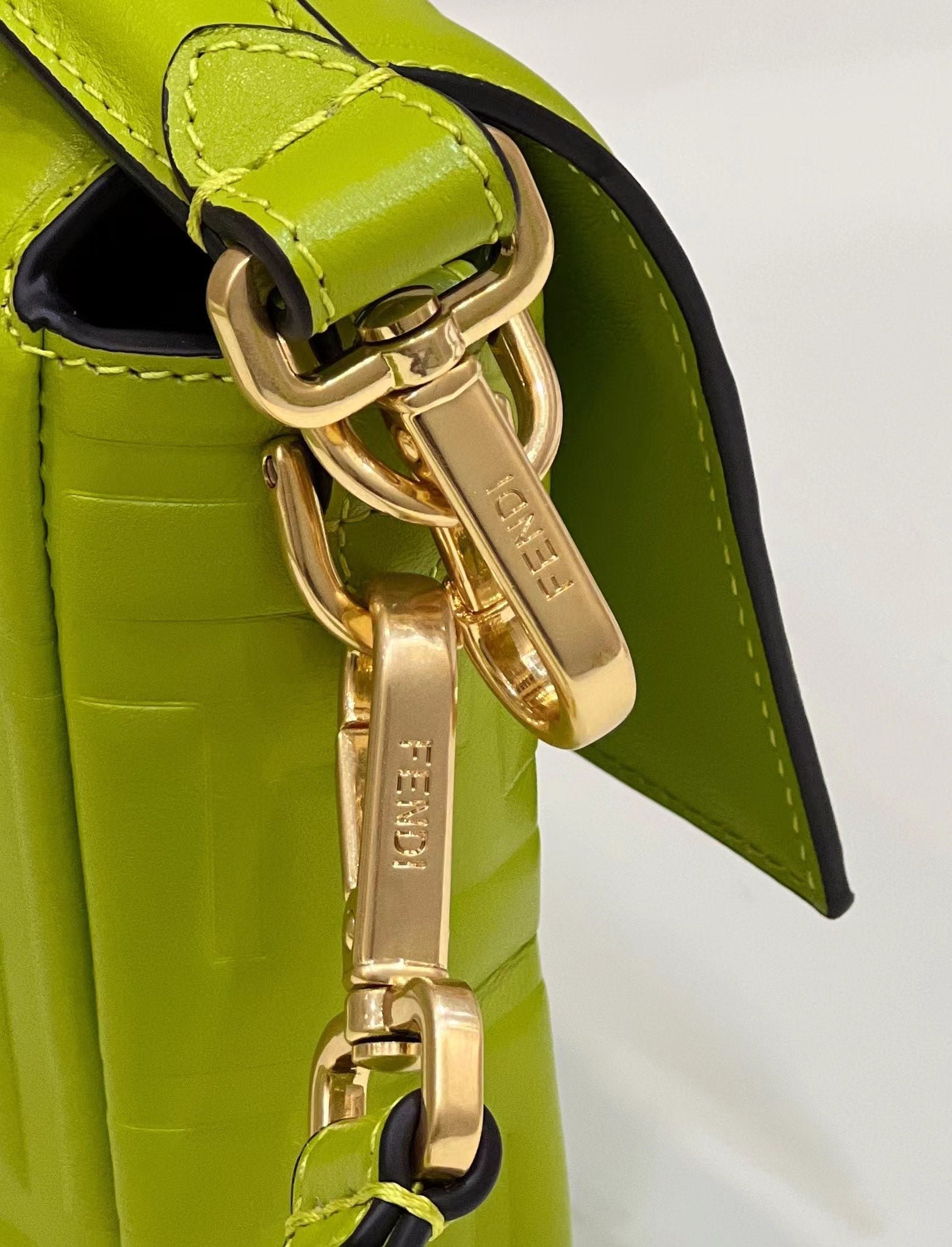 Fendi Baguette 27 Limerick Soft Lambskin Gold - Image 5