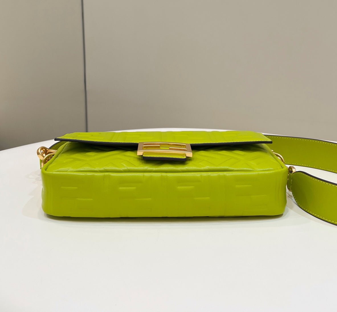 Fendi Baguette 27 Limerick Soft Lambskin Gold - Image 4