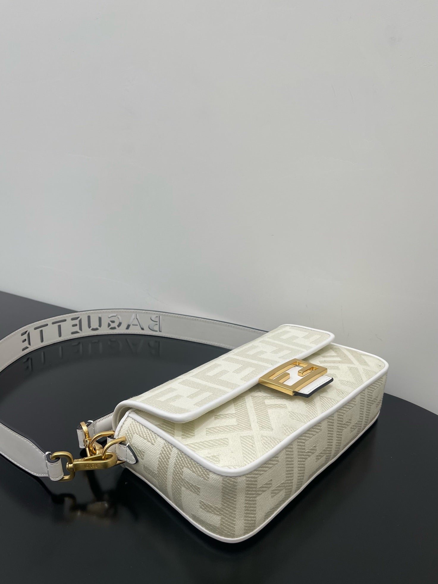 Fendi 26 Baguette White Nappa Leather Gold - Image 4