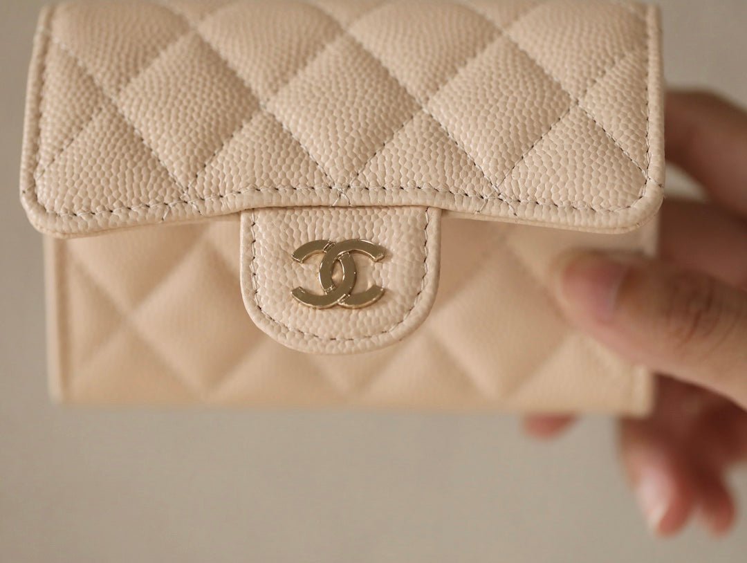 Alternative view of CC FLAP CARD HOLDER 11.3 BEIGE GRAINED CALFSKIN GOLD ICON