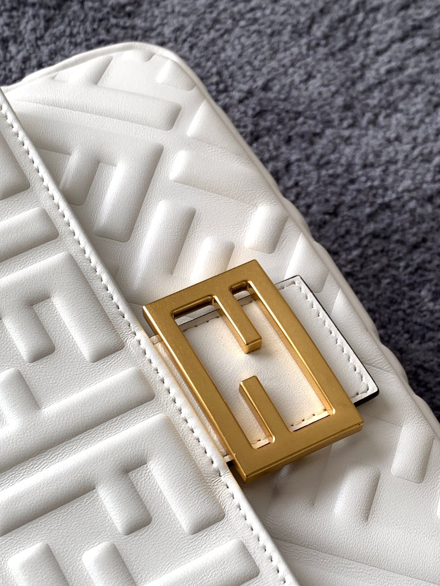 Fendi Baguette 27 White Motif Calfskin Bag - Image 6