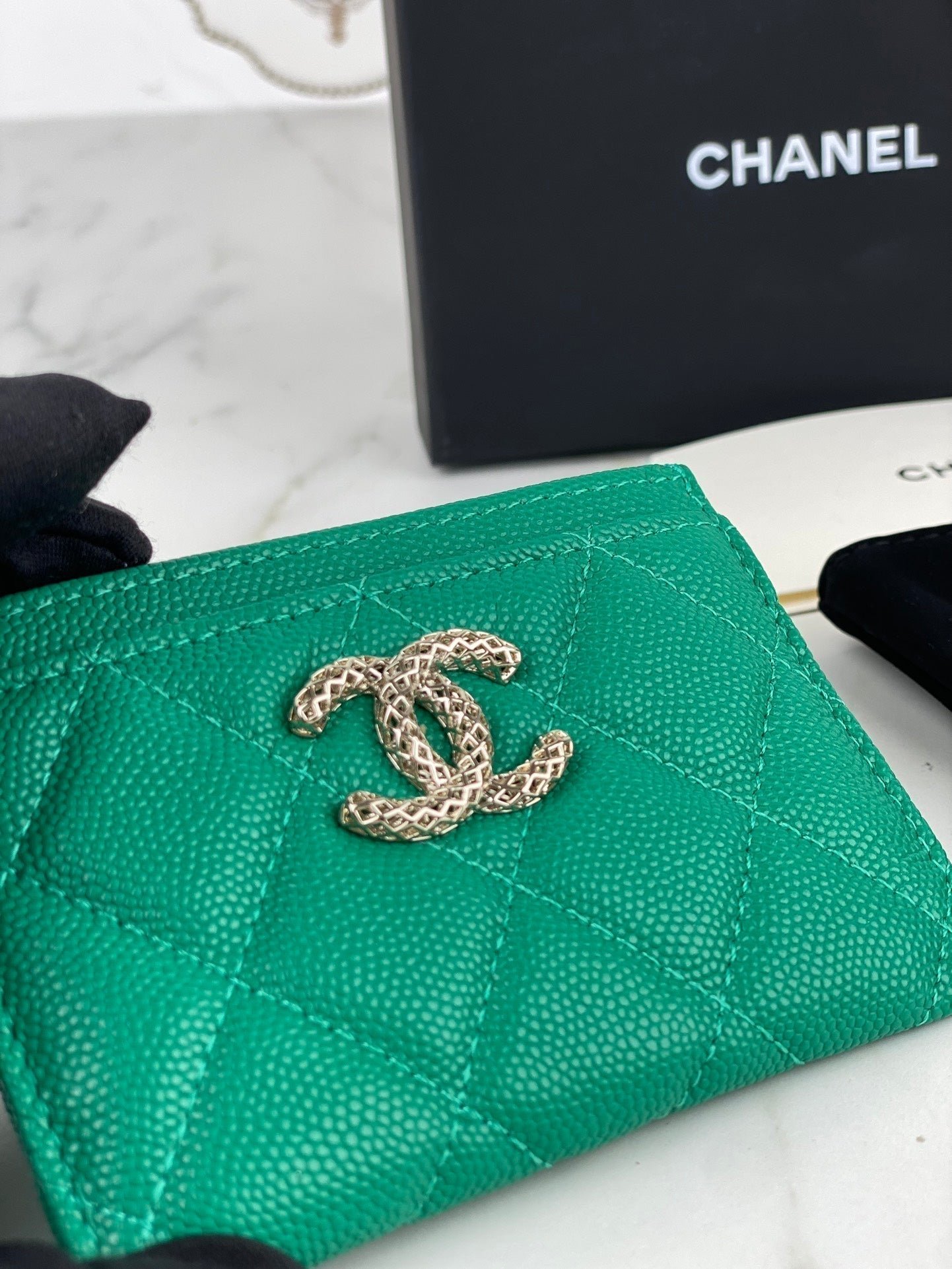 Alternative view of CC CARD HOLDER 19.5 EMERALD GRAINED CALFSKIN GOLD ICON