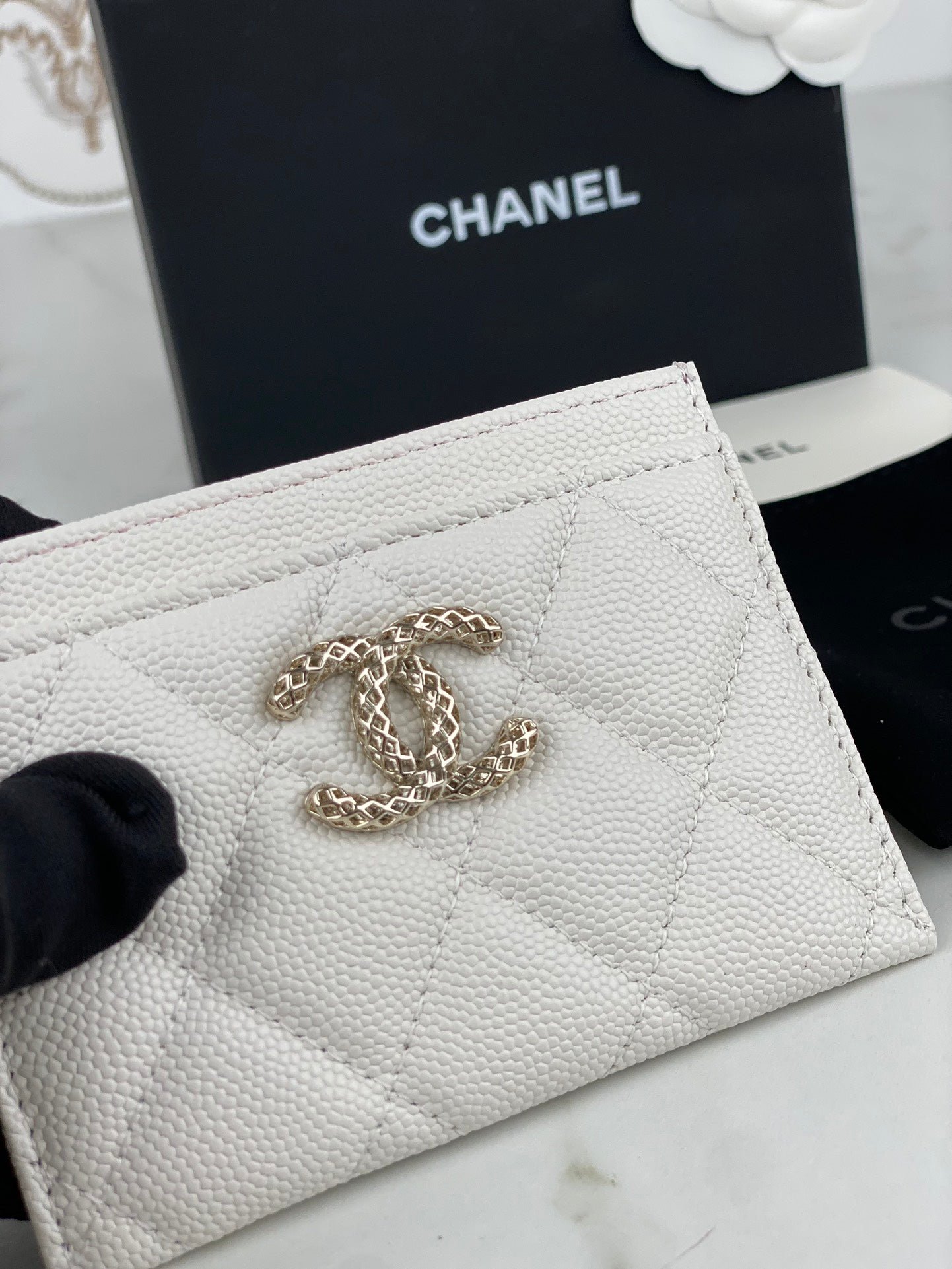 Alternative view of CC CARD HOLDER 19.5 WHITE GRAINED CALFSKIN GOLD ICON