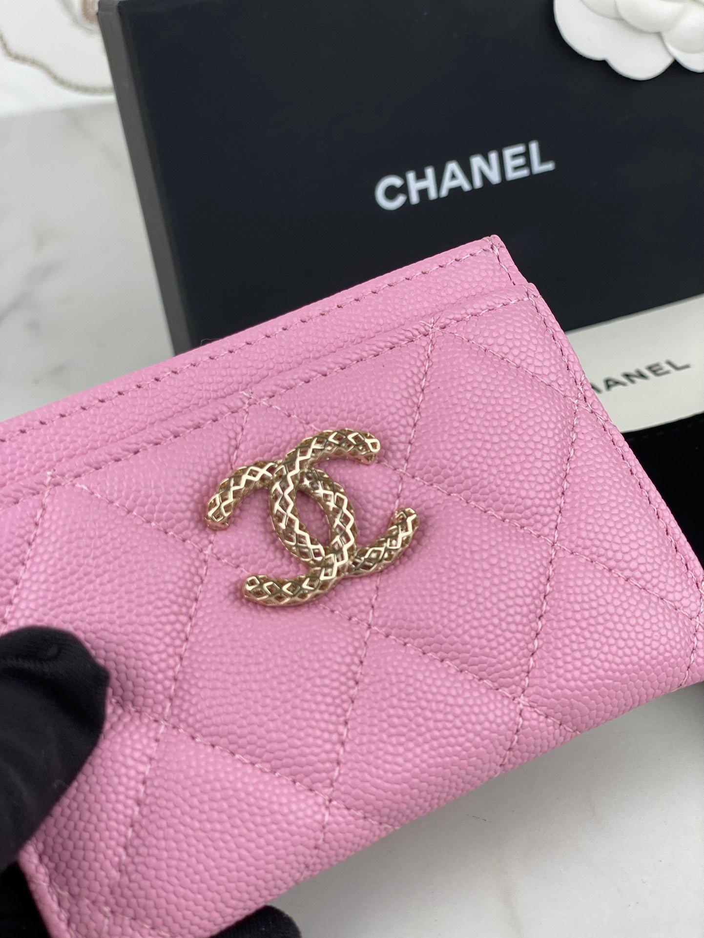 Alternative view of CC CARD HOLDER 19.5 PINK GRAINED CALFSKIN GOLD ICON