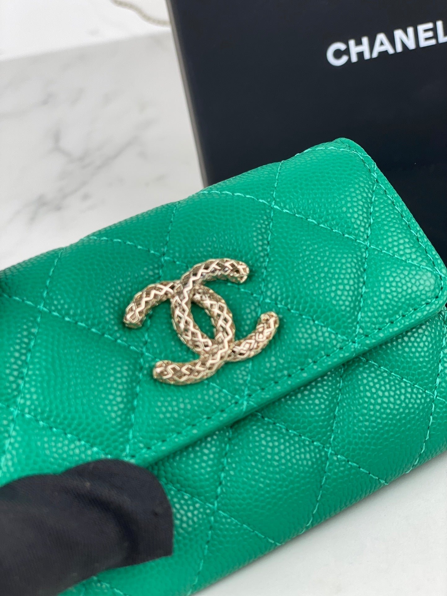 Alternative view of CC FLAP CARD HOLDER 11 EMERALD GRAINED CALFSKIN GOLD ICON