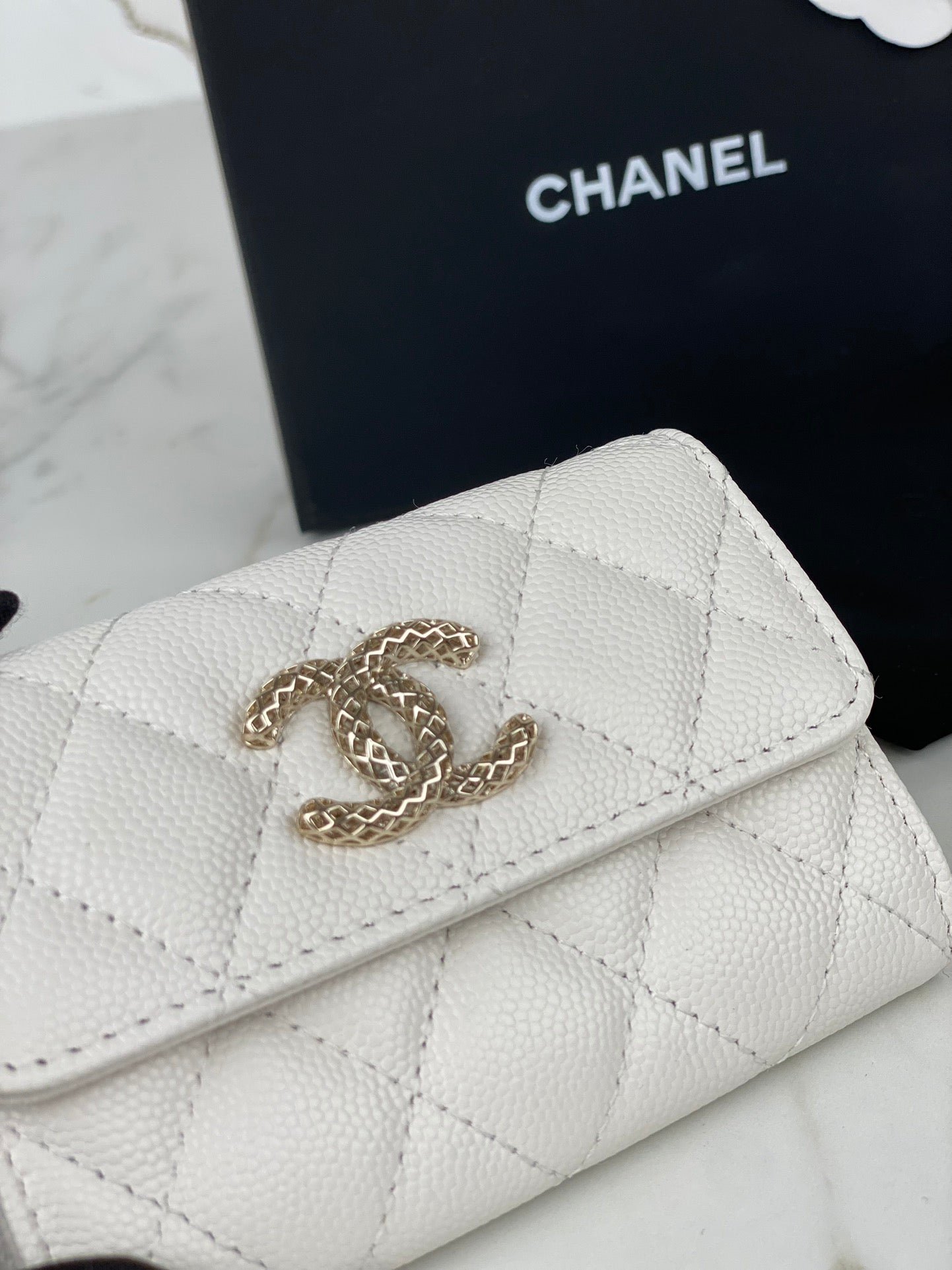 Alternative view of CC FLAP CARD HOLDER 11 WHITE GRAINED CALFSKIN GOLD ICON