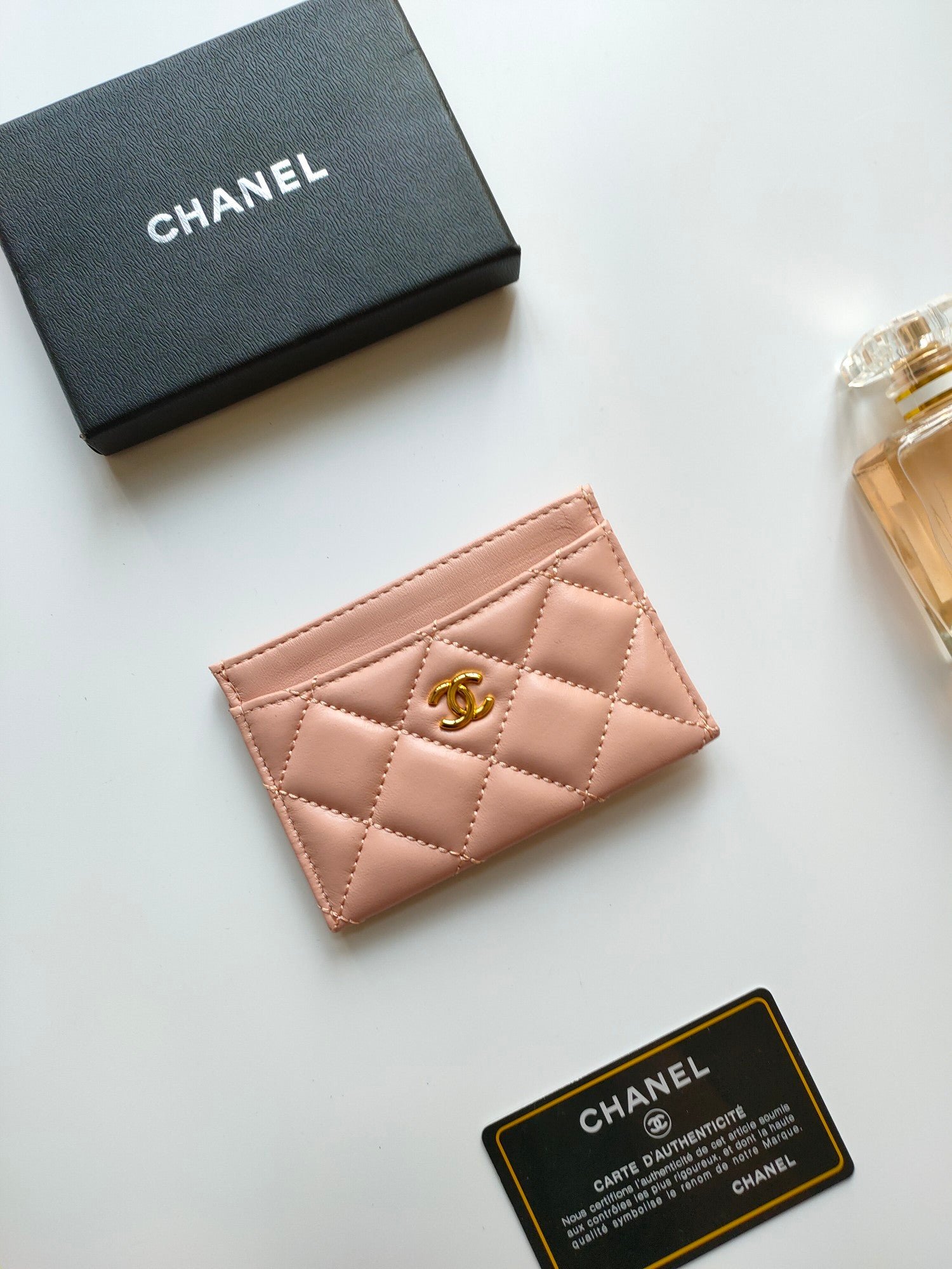 Alternative view of CC CARD HOLDER 11.2 PALE PINK CALFSKIN GOLD ICON