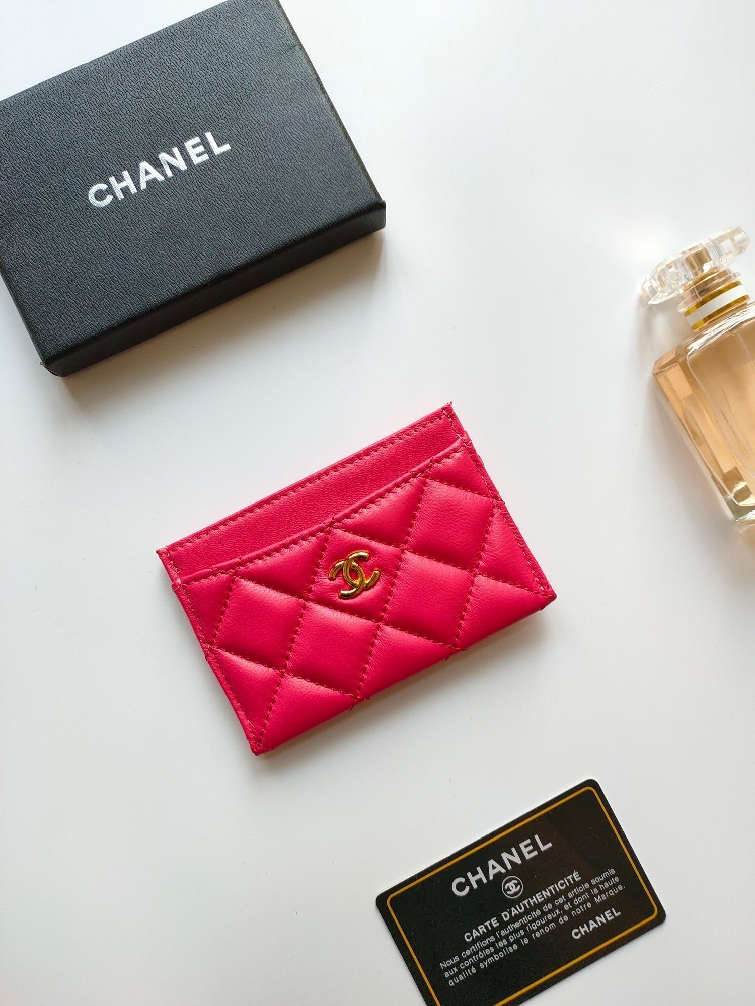 Alternative view of CC CARD HOLDER 11.2 RED PINK CALFSKIN GOLD ICON