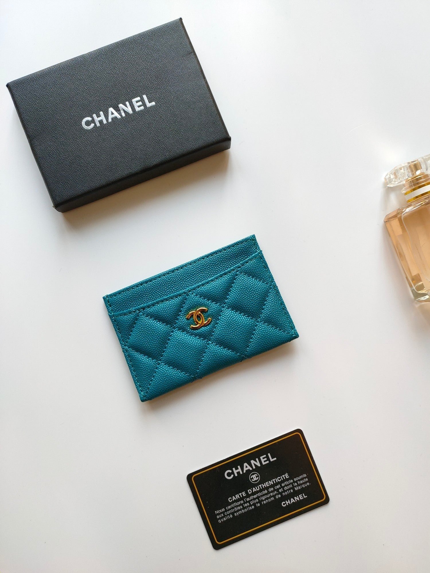 Alternative view of CC CARD HOLDER 11.2 SAPPHIRE GRAINED CALFSKIN GOLD ICON
