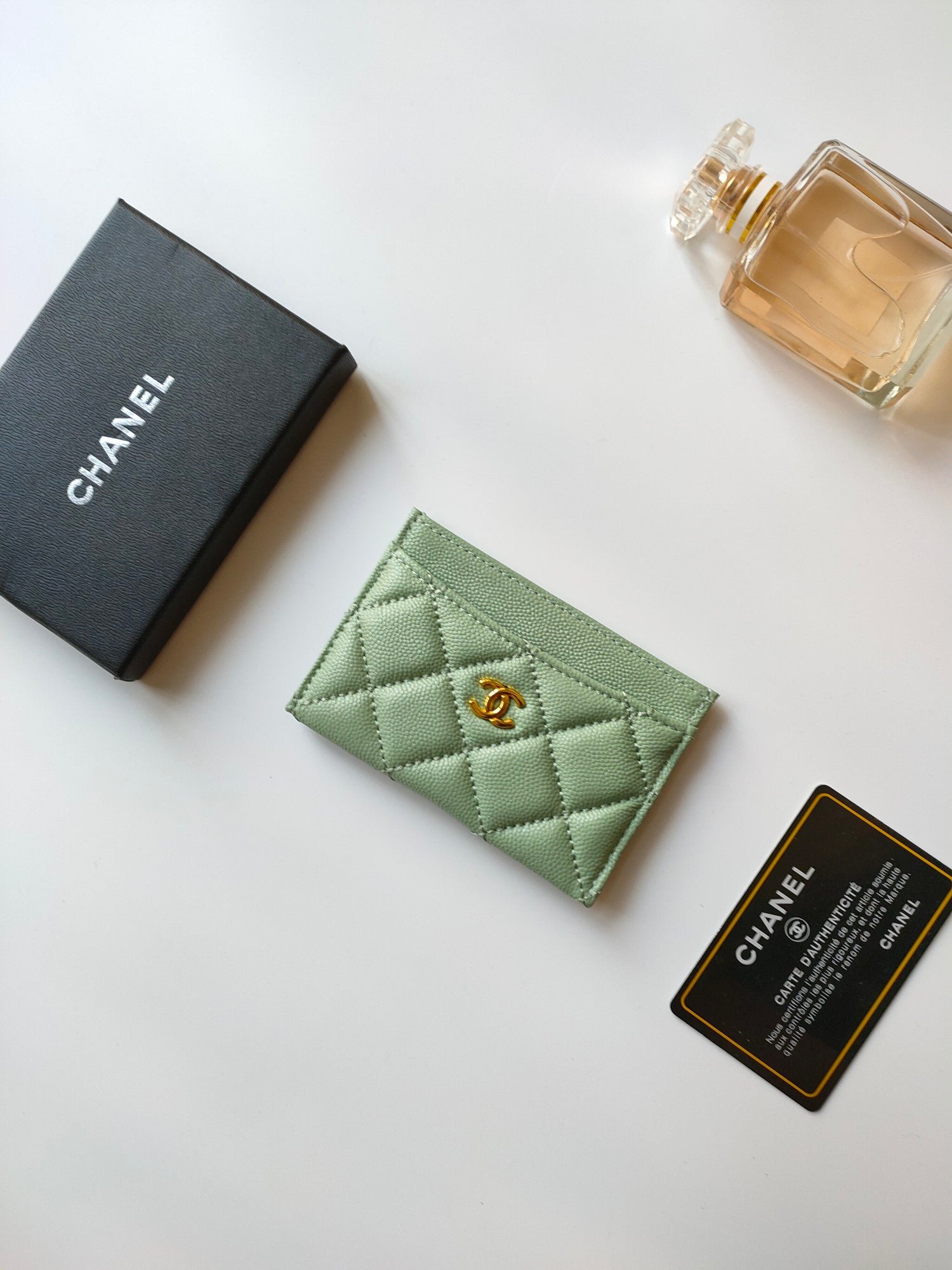 Alternative view of CC CARD HOLDER 11.2 LIGHT GRREN GRAINED CALFSKIN GOLD ICON