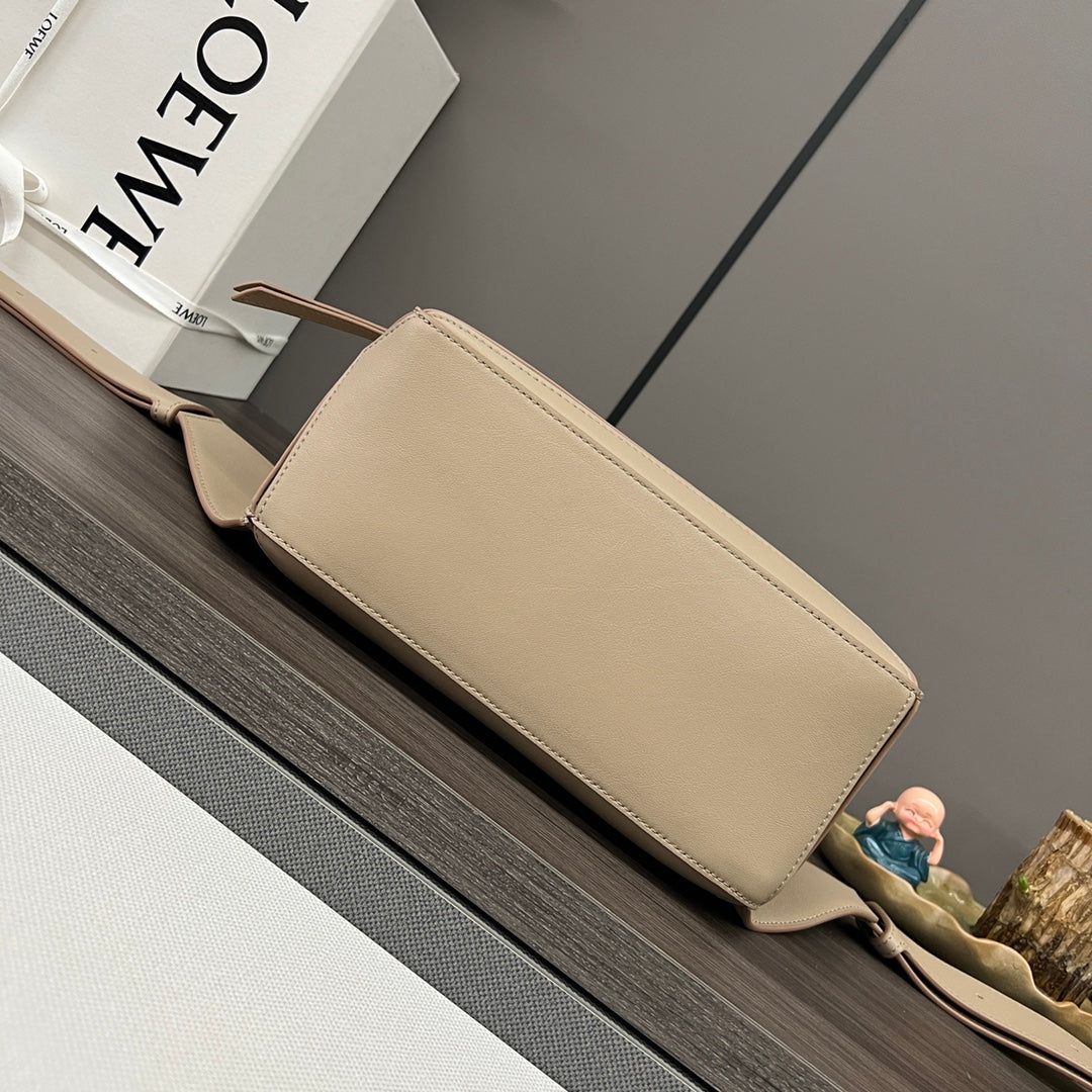 Loew Puzzle Small 24cm Beige Leather Belt Bag - Image 4