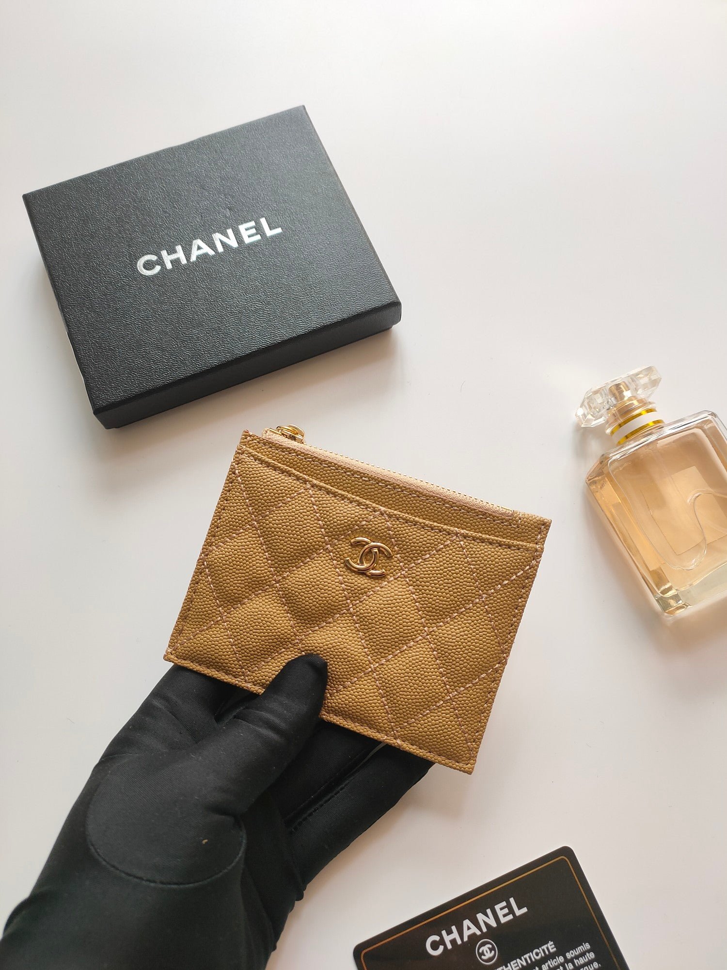 Alternative view of CC ZIPPED CARD HOLDER 11.5 AMBER GRAINED CALFSKIN GOLD ICON