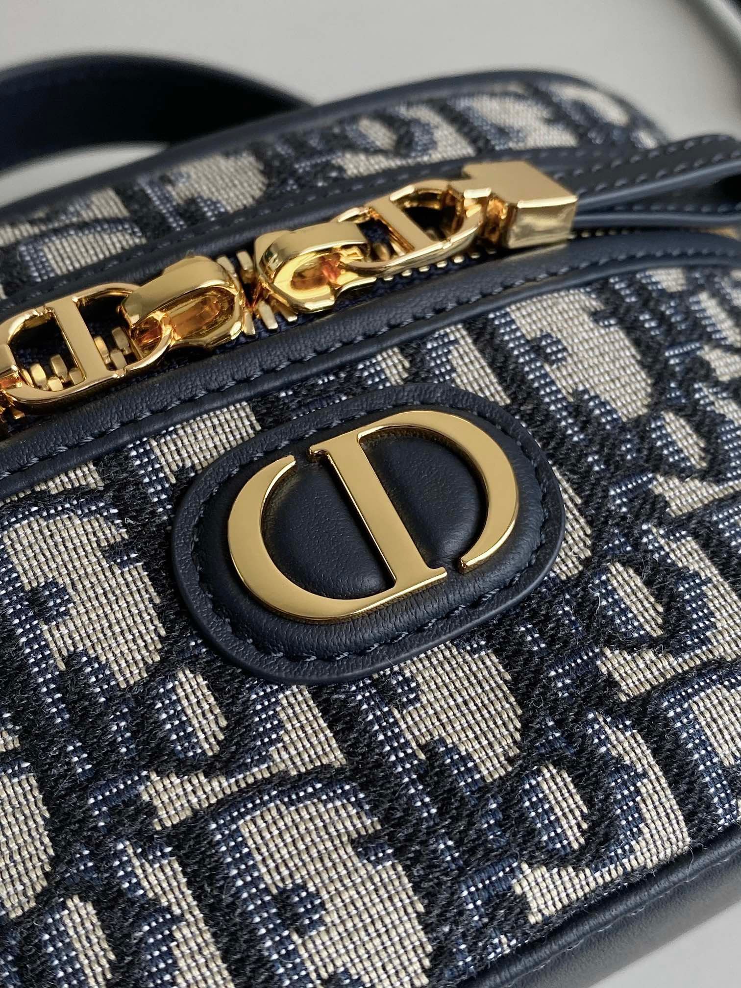 Dior Montaigne Mini Blue Oblique Vanity Case Bag - Image 4