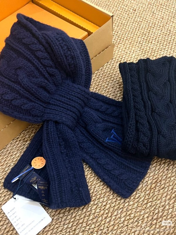 LV Light Pink Cable Knit Scarf with Embroidered Logo - Image 10