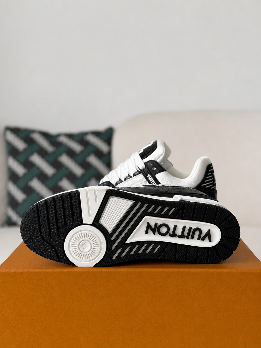LV Trainer Black White - Image 7