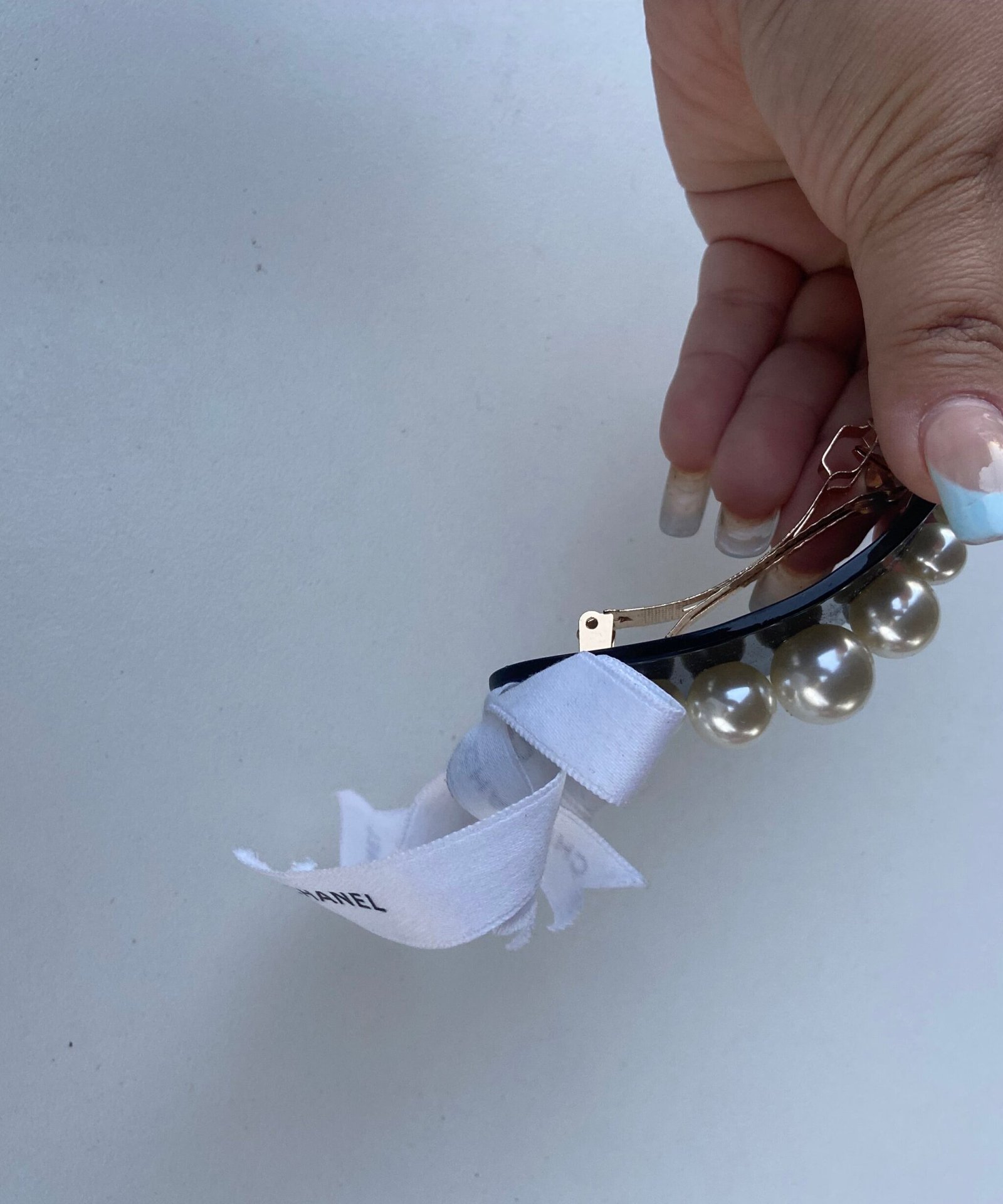 Alternative view of Pearl repurposed ribbon clip
