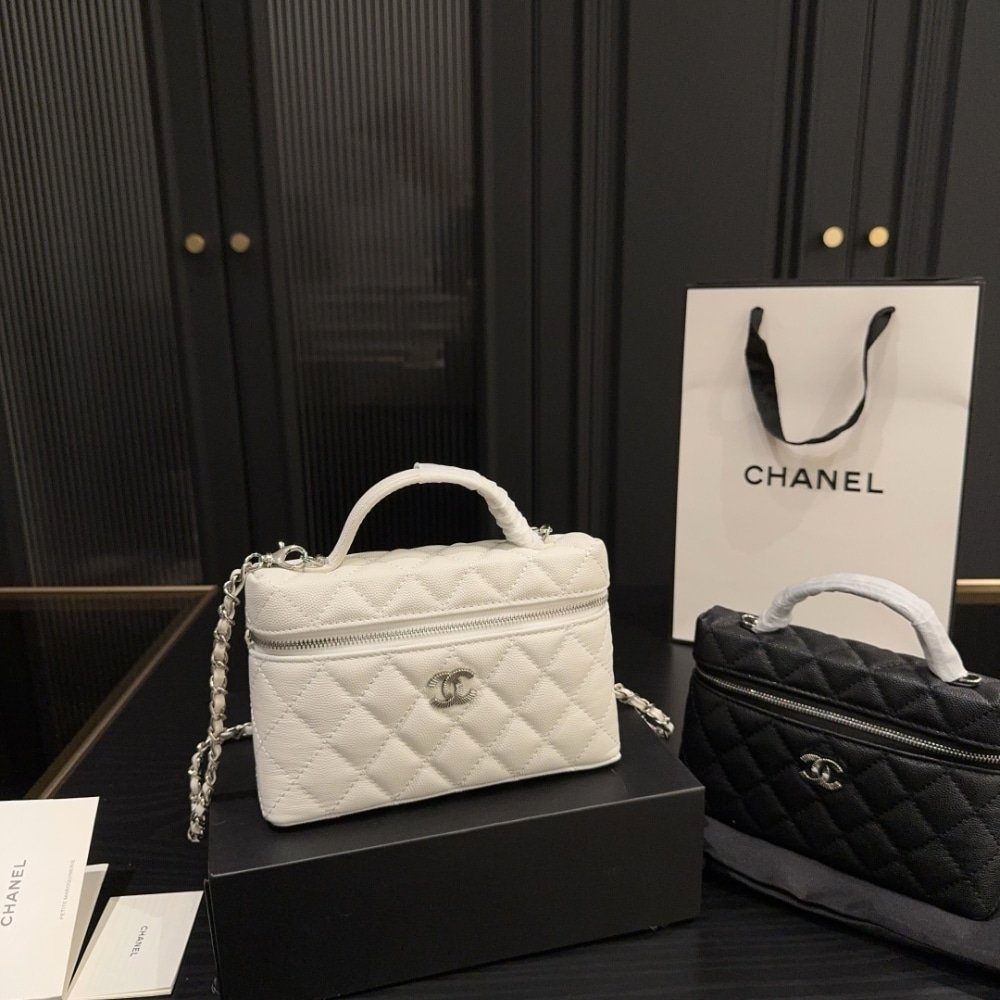 Alternative view of Chanel 25C Matelasse Vanity White 19Cm