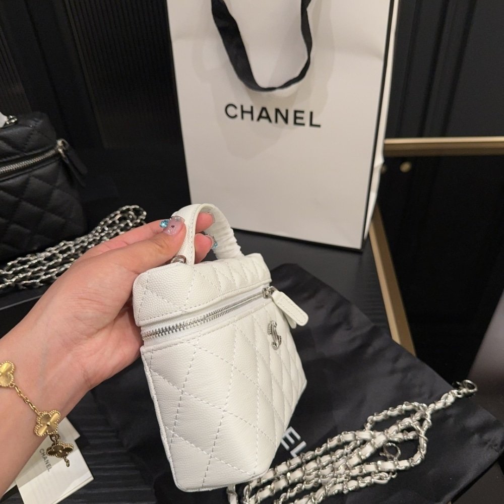 Chanel 25C Matelasse Vanity Lambskin Bag (White) - Image 4