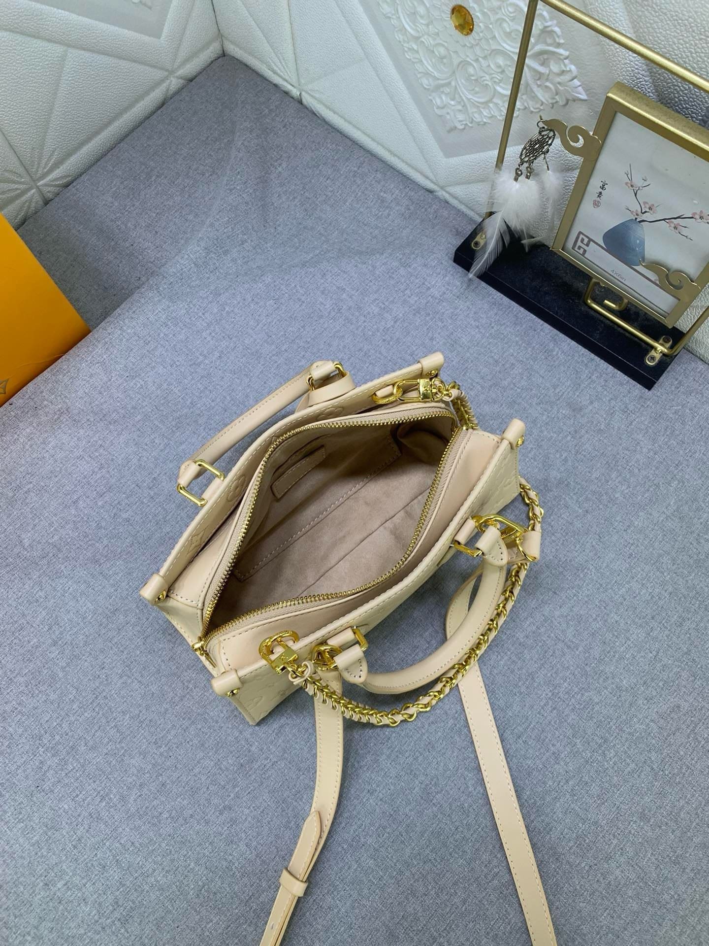 Louis Vuitton OnTheGo East West Calfskin - Image 8