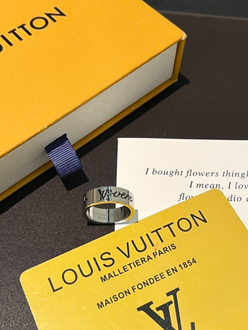 LV Script Logo Engraved Captivating Ring - Image 3