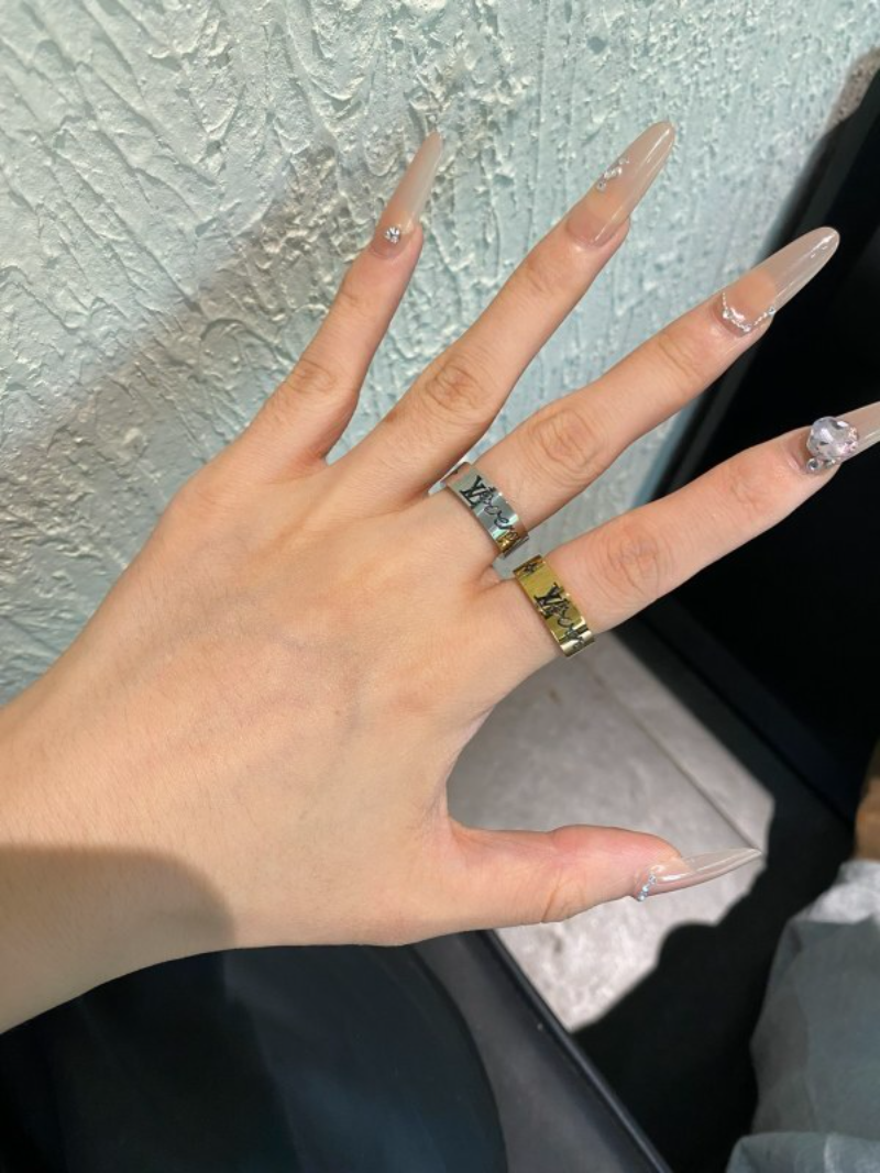 LV Script Logo Engraved Captivating Ring - Image 5