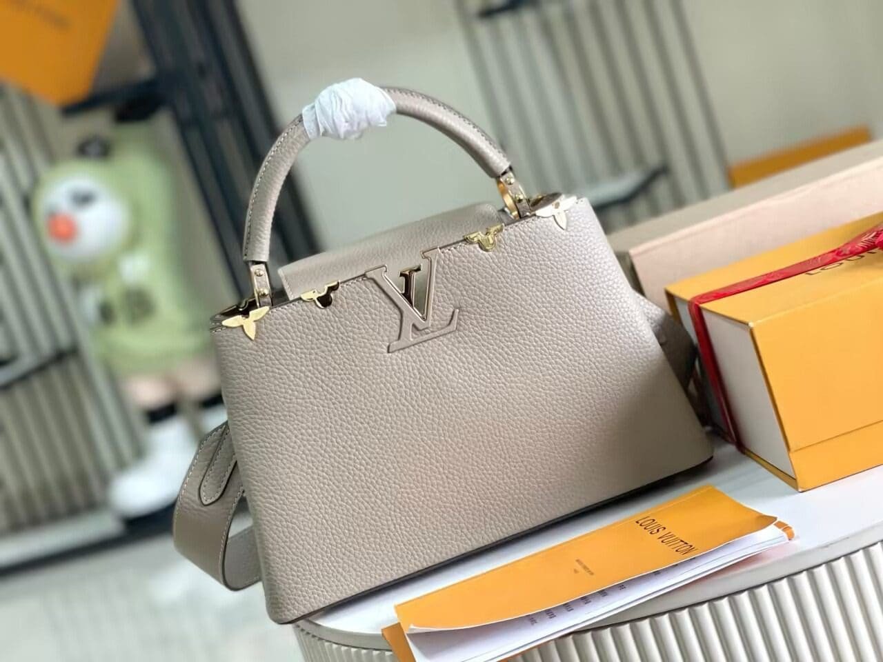 Alternative view of Louis Vuitton Capucines MM Taurillon