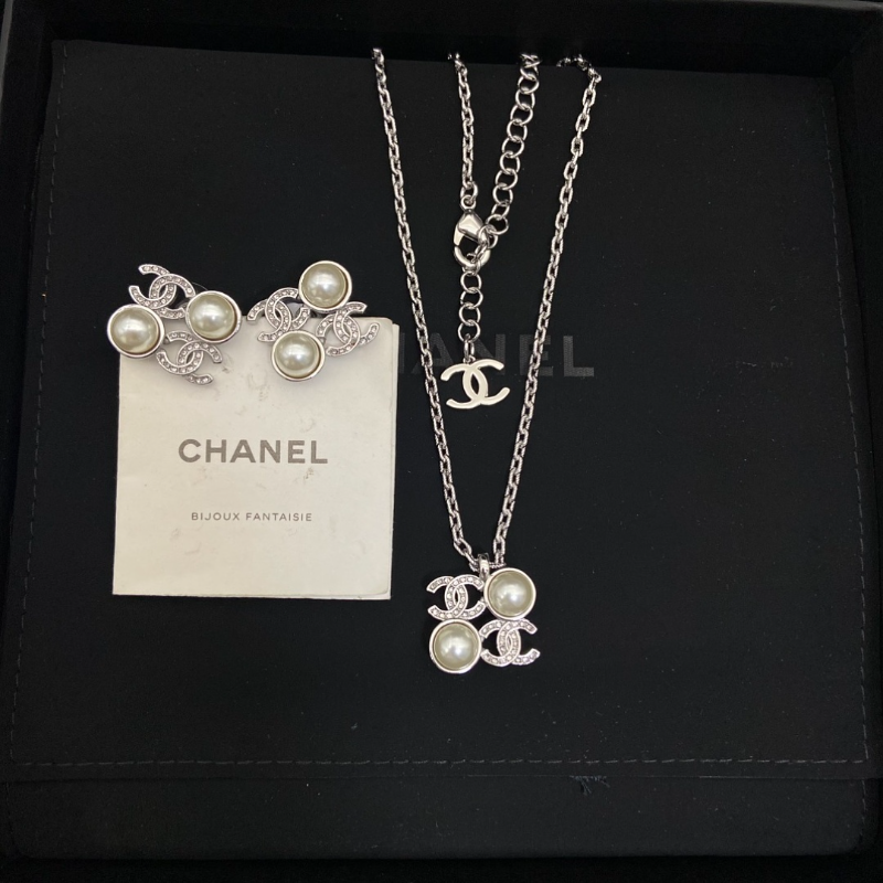 Chanel Pearl Double C Two-Piece Jewelry Set