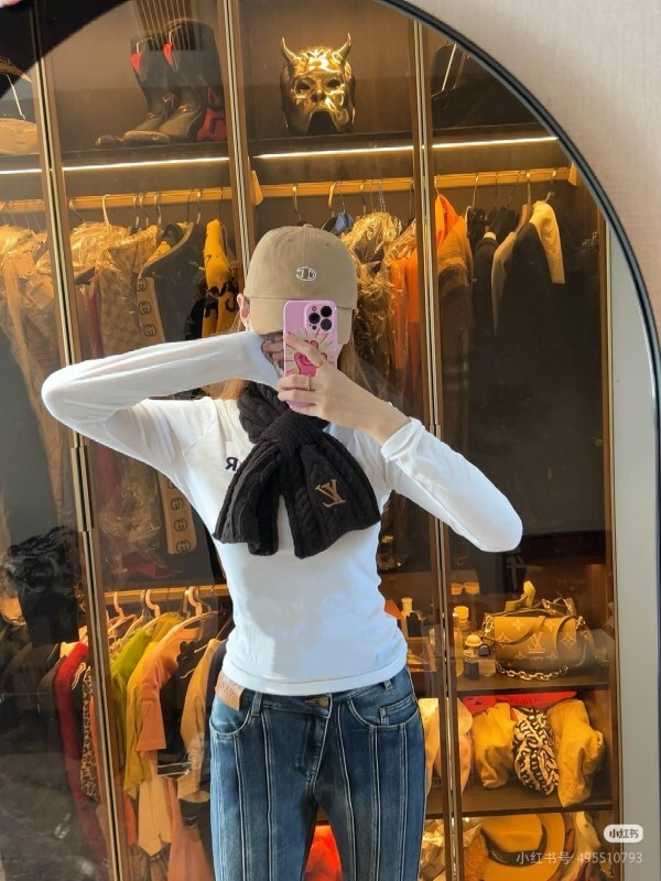LV Light Pink Cable Knit Scarf with Embroidered Logo - Image 15