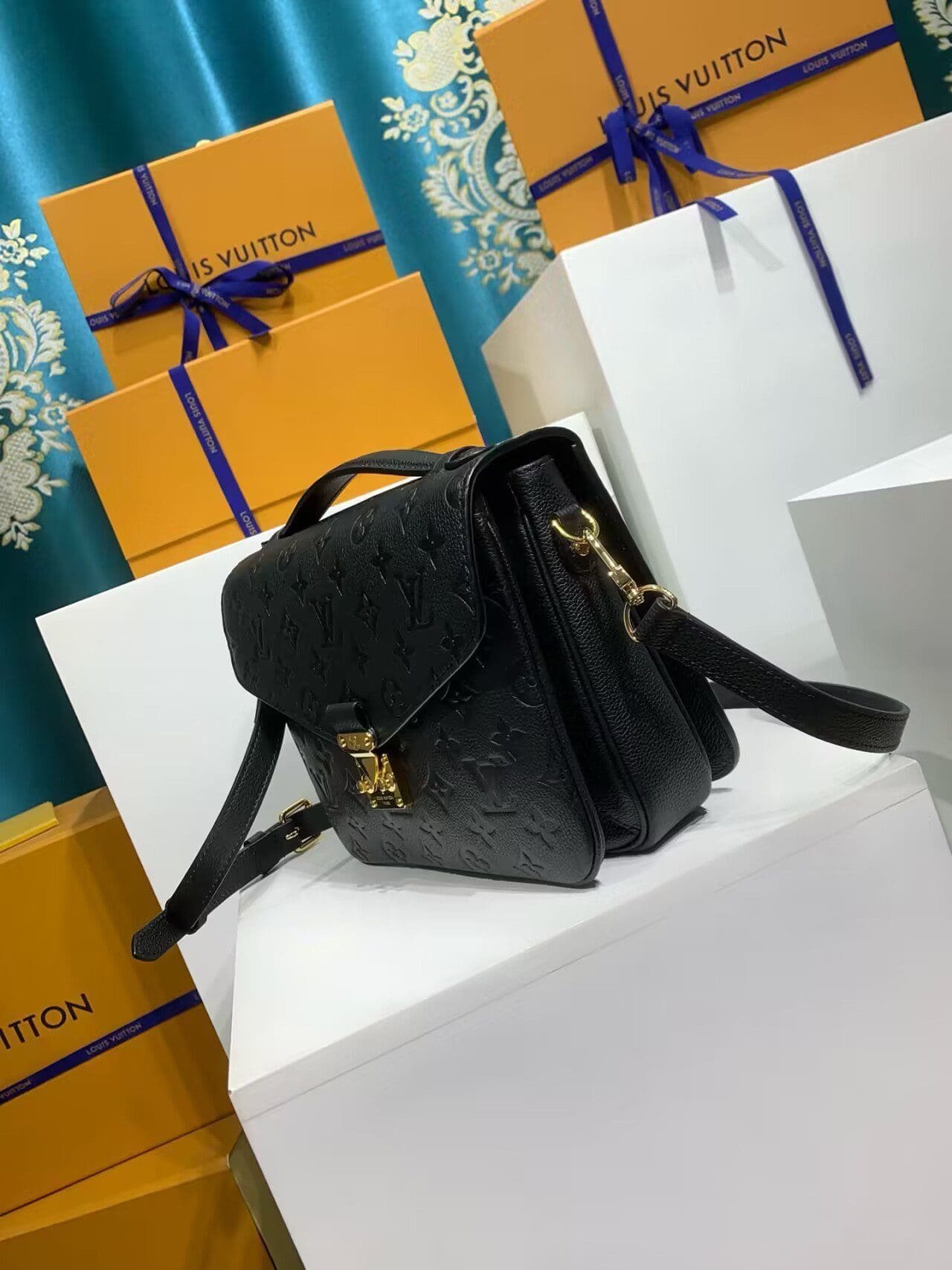 Louis Vuitton Métis Reverse Monogram - Image 8
