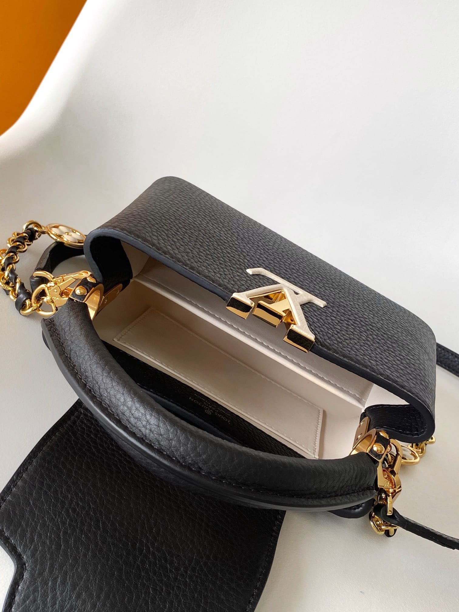 Louis Vuitton Capucines BB Taurillon - Image 6