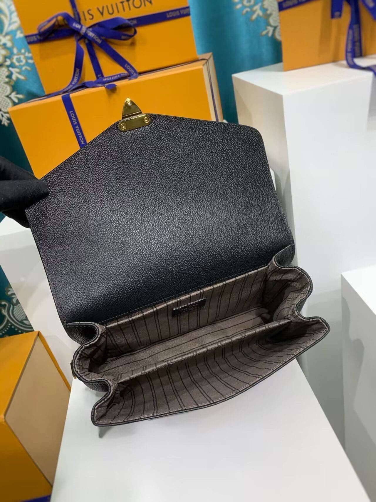 Louis Vuitton Métis Reverse Monogram - Image 6