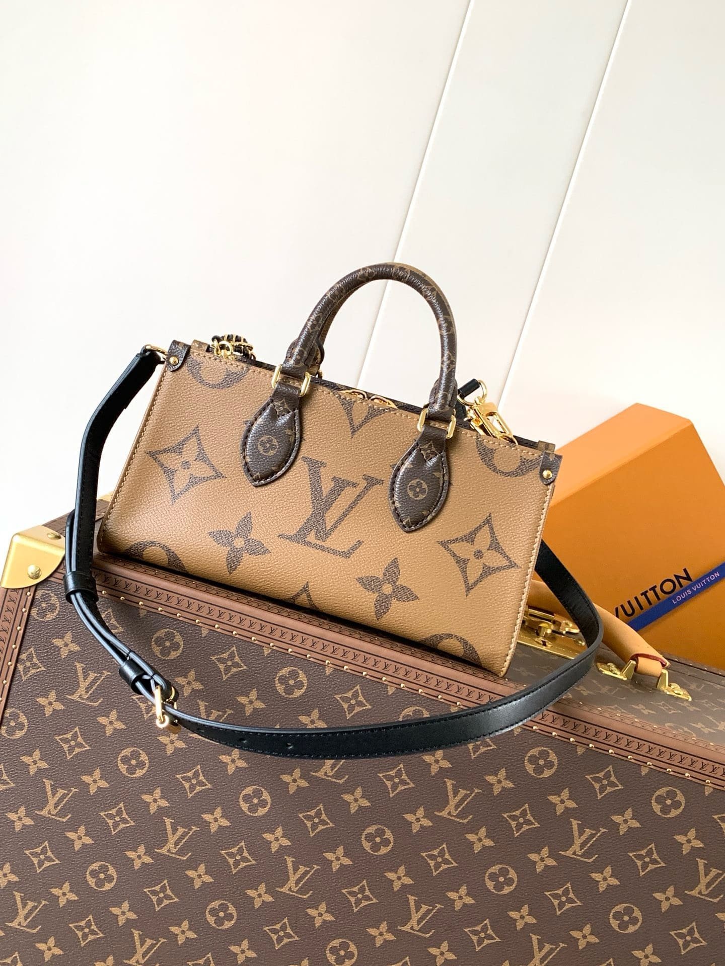 Louis Vuitton OnTheGo East West Giant - Image 5