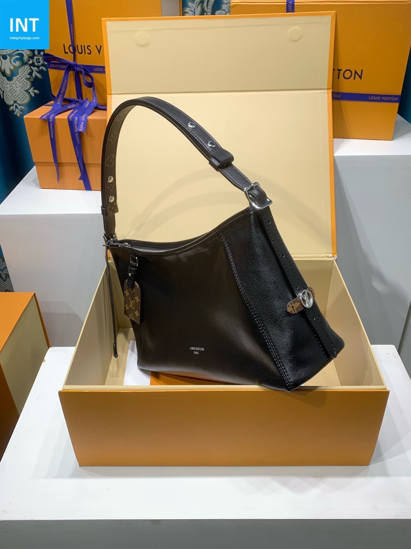 Louis Vuitton CarryAll East West Lamb - Image 5