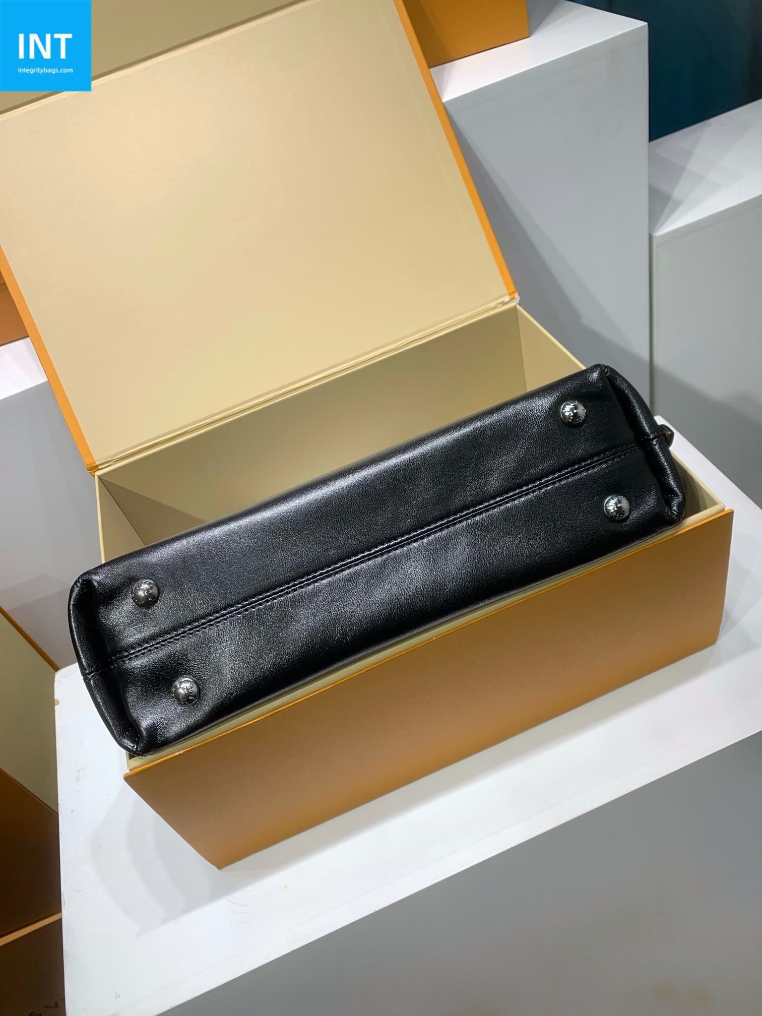 Louis Vuitton CarryAll East West Lamb - Image 6