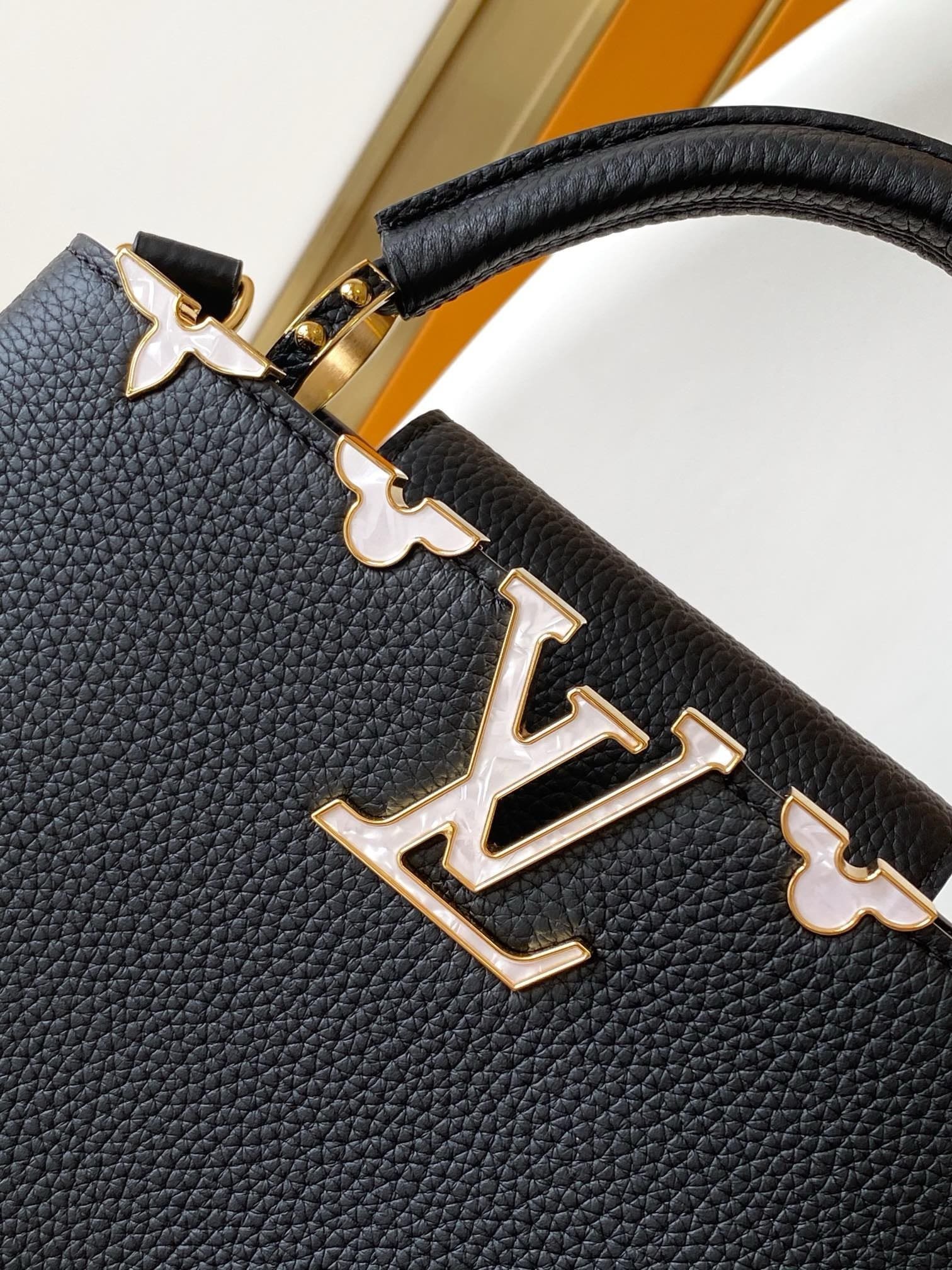 Louis Vuitton Capucines MM Taurillon - Image 6