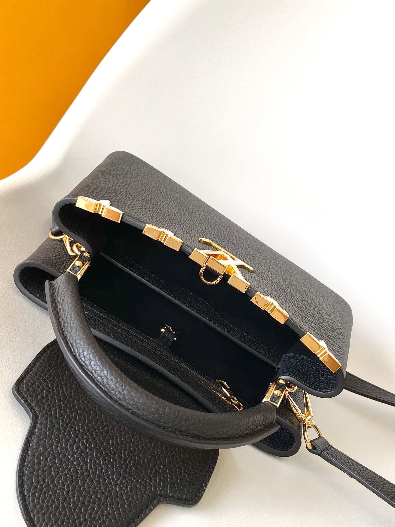 Louis Vuitton Capucines MM Taurillon - Image 9