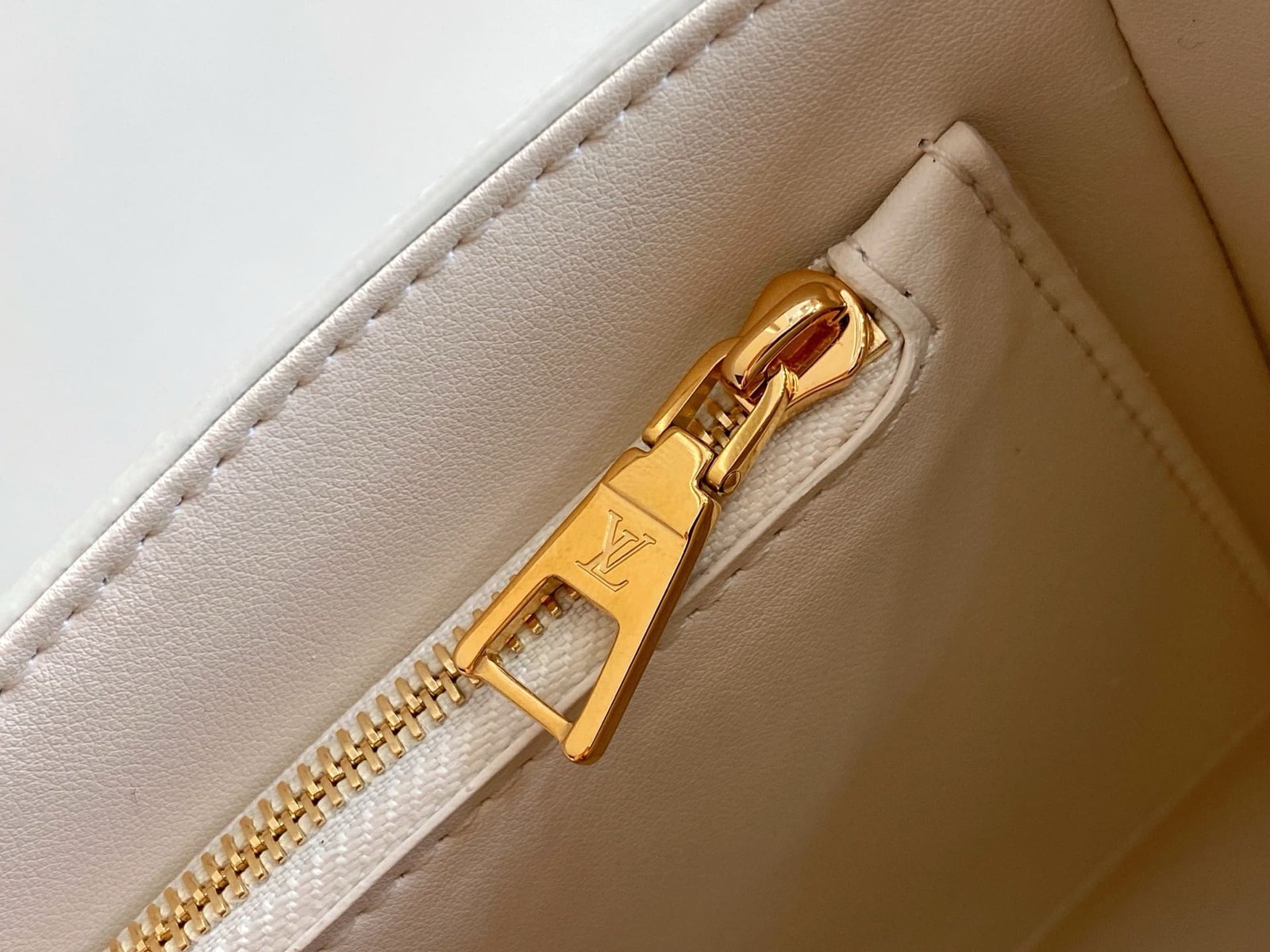 Louis Vuitton Twist MM Taurillon Leather - Image 11