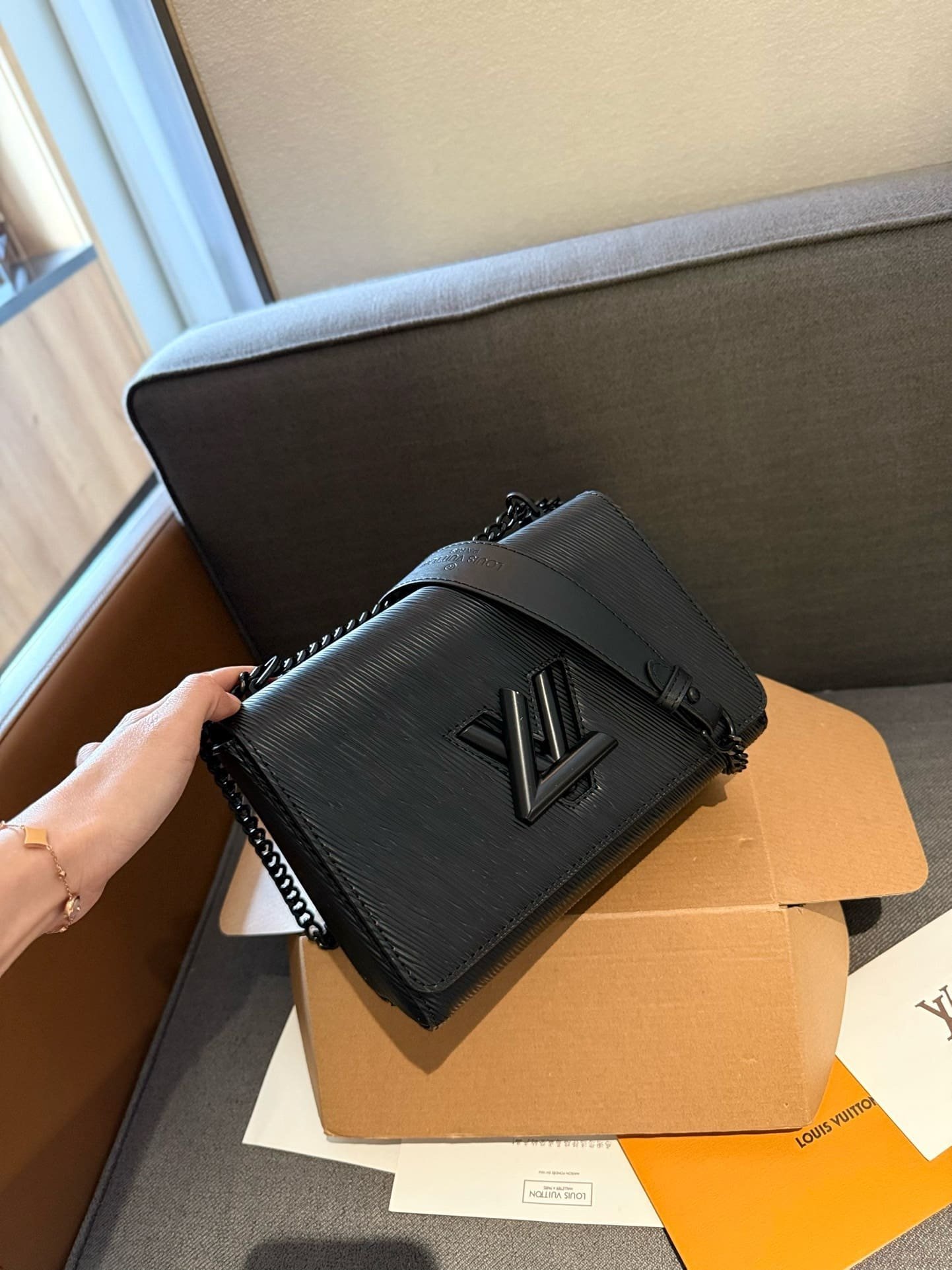 Louis Vuitton Twist MM Matte Epi Leather - Image 10