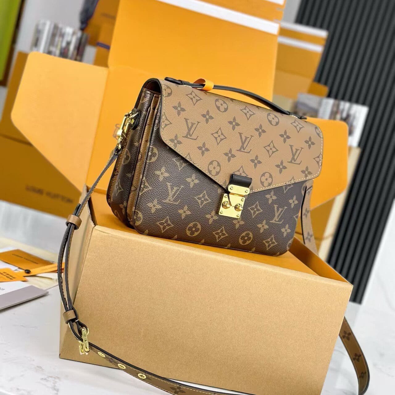 Louis Vuitton Pochette Métis - Image 6