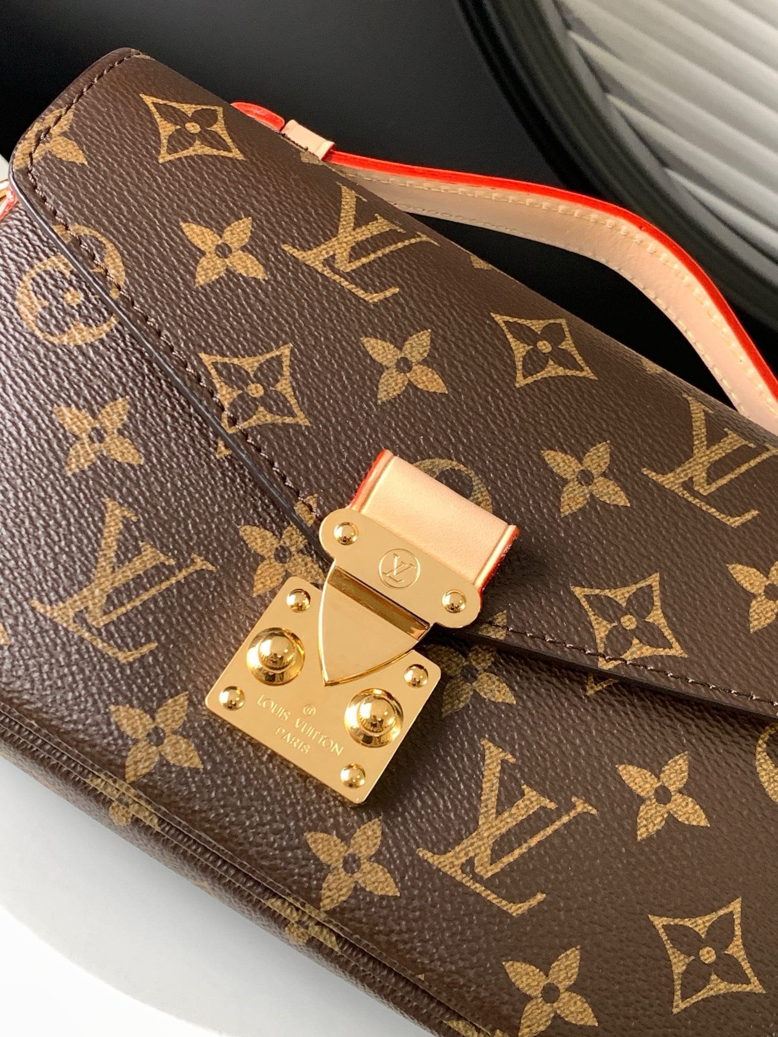 Louis Vuitton Métis East West Monogram - Image 9