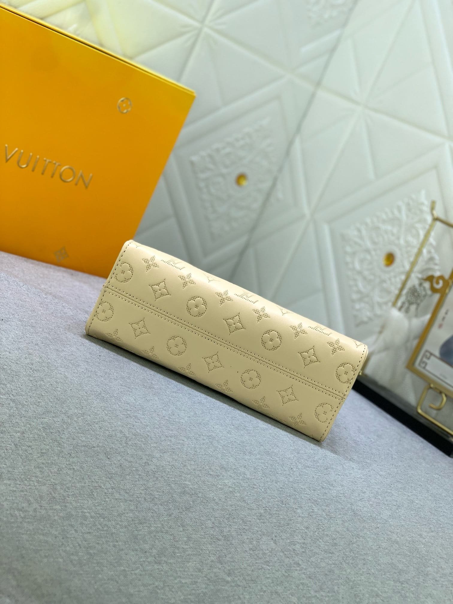 Louis Vuitton OnTheGo East West Calfskin - Image 4