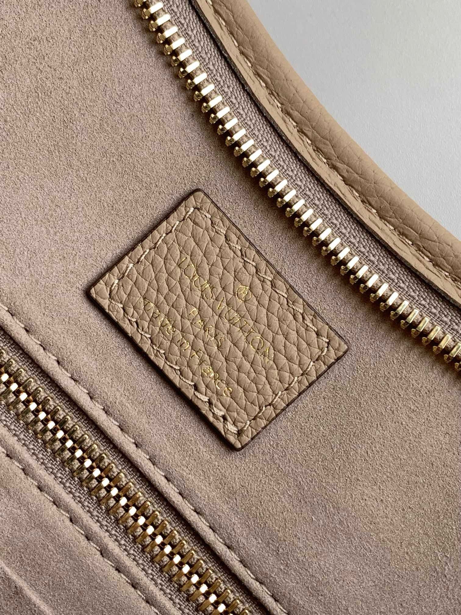 Louis Vuitton CarryAll MM - Image 9