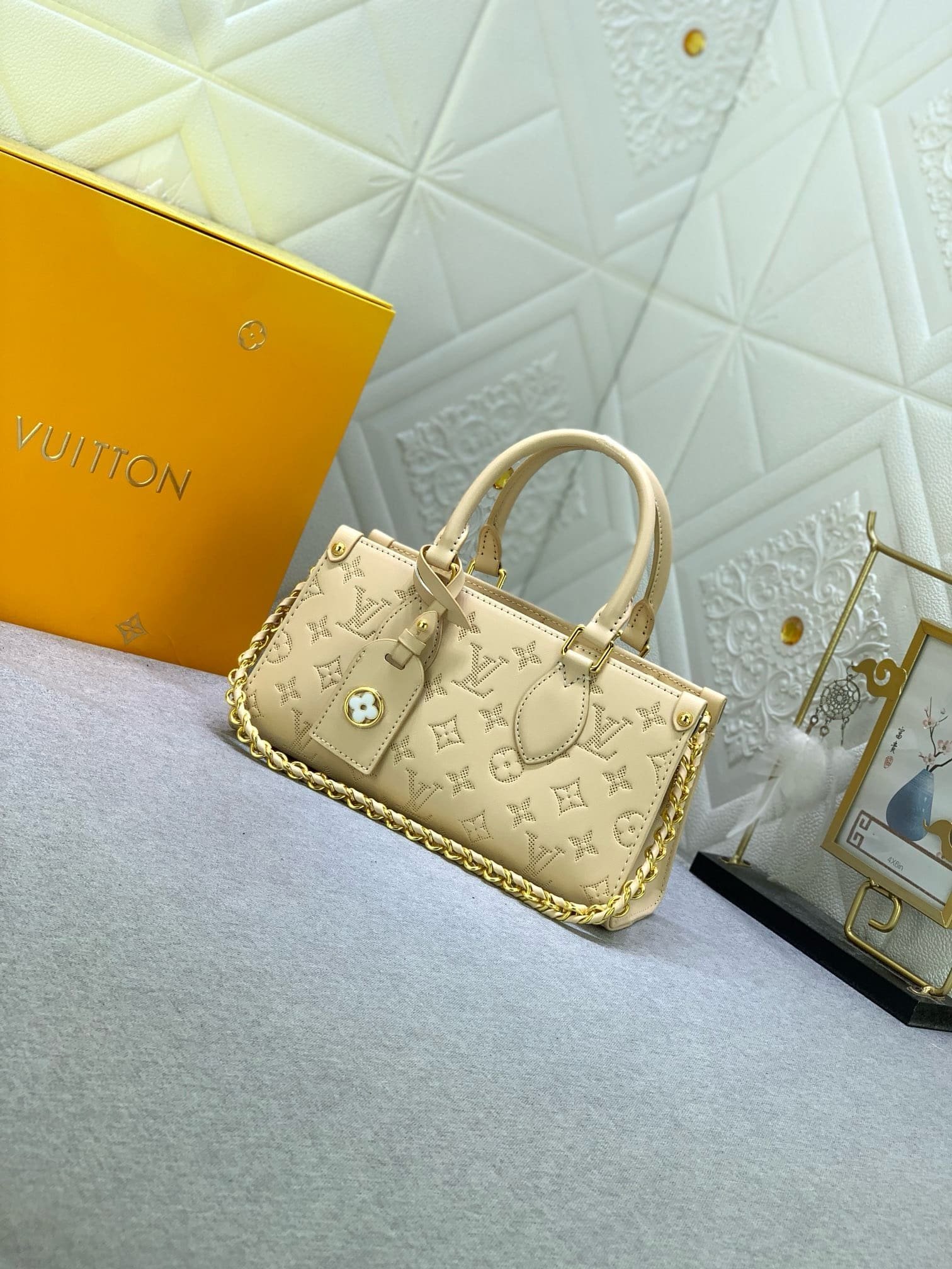 Louis Vuitton OnTheGo East West Calfskin - Image 3